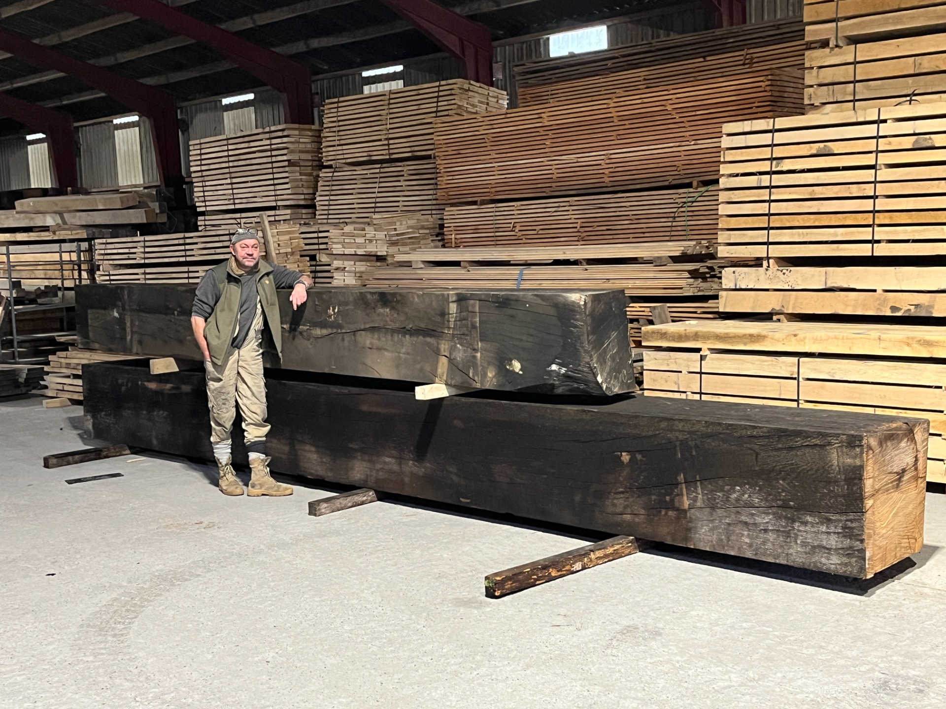 Specialleveret massivt egetømmer til møllekonstruktion.